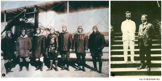 ①노백린(가운데)이 1920년 2월 미국 캘리포니아 윌로스에 세운 비행기학교에서 교관들과 함께 비행기를 배경으로 사진을 찍었다. ②미국 하와이에서 중국 상하이로 떠나기 전 함께 만난 임시대통령 이승만(왼쪽)과 군무총장 노백린.