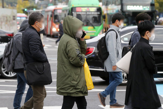 전국에 때이른 추위가 찾아온 18일 오전 서울 종로구 광화문 네거리에서 두꺼운 겨울옷을 챙겨 입은 시민들이 출근길 발걸음을 재촉하고 있다.  2021.10.18/뉴스1 © News1