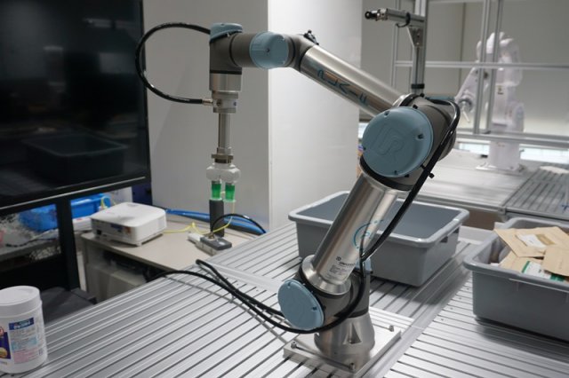 플라잎 사무실에 있는 '유니버설 로봇' 사의 협동로봇 팔. 플라잎의 AI 소프트웨어는 로봇 제조사, 기종에 무관하게 랜 케이블만 연결하면 적용할 수 있다 (출처=IT동아)