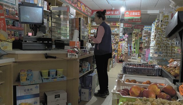 지난달 29일 전력난이 심각한 중국 북동부 랴오닝성 선양의 한 슈퍼마켓에서 한 여성이 휘발유등 불빛에 의지한 채 물건을 
둘러보고 있다. 세계 최대 석탄 수출국인 호주와의 외교 갈등 등으로 중국의 전력난이 심각해진 가운데 난방 수요가 많은
 겨울이 다가오고 있어 사태가 더 악화될 것이란 전망이 나온다. 선양=AP 뉴시스