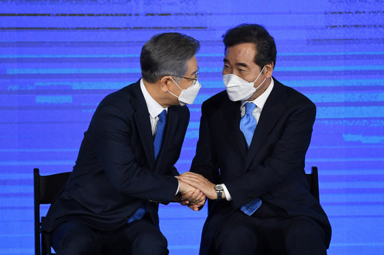 이재명(왼쪽) 더불어민주당 대선 후보와 이낙연 전 대표. /뉴스1 © News1 경기사진공동취재단