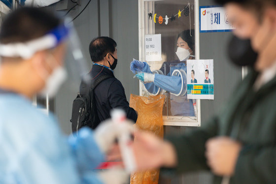 22일 서울역광장에 마련된 신종 코로나바이러스 감염증(코로나19) 중구 임시선별검사소를 찾은 시민들이 검체채취를 하고 있다.  2021.10.22/뉴스1 © News1