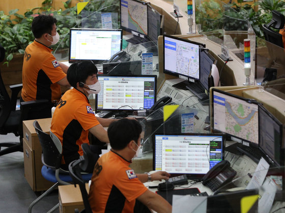 서울 중구 서울종합방재센터에서 직원들이 근무를 하고 있다.  2021.9.18/뉴스1 © News1