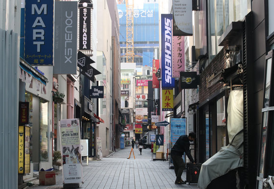 지난 19일 인적이 드물어 한산한 서울 중구 명동 거리의 모습. 2021.10.19/뉴스1 © News1 송원영 기자