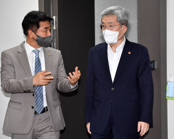 고승범 금융위원장(오른쪽)과 김병욱 더불어민주당 정무위 간사./뉴스1 © News1