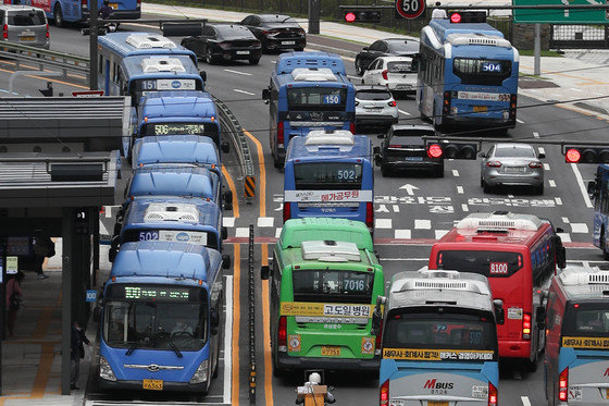 서울 도심에서 운행 중인 시내버스 모습. 2021.9.27/뉴스1 © News1