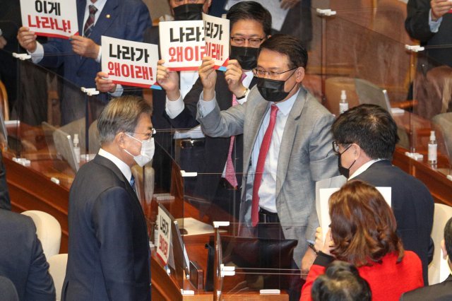 문재인 대통령이 지난해 10월 28일 국회 본회의장에서 2021년도 예산안 시정연설을 마치고 본회의장을 나서고 있다.