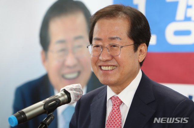 국민의힘 대선 주자인 홍준표 의원이 25일 서울 여의도 선거사무실에서 ‘경제 대개혁’ 공약을 발표하고 있다. 뉴시스
