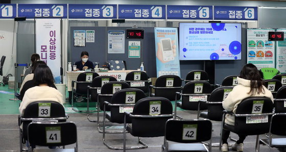 21일 오전 서울 서대문구 북아현문화체육센터에 마련된 신종 코로나바이러스 감염증(코로나19) 백신 예방 접종센터에서 시민들이 백신접종을 마치고 이상반응을 관찰하고 있다. 2021.10.21/뉴스1 © News1