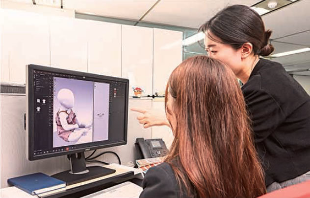 한세실업은 의류 수출업체 최초로, 2017년 VD(Virtual Design) 전담팀을 설립해 차별화된 3D 기술 노하우를 갖췄다. VD 전담팀 직원들이 3D 디자인 기술로 가상 샘플을 구현하는 모습.