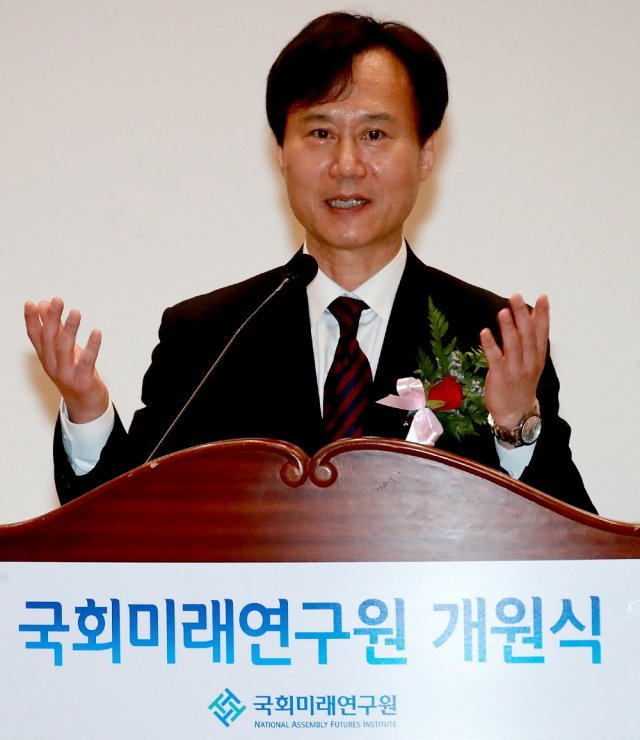 박진 미래연구원장이 28일 오전 서울 여의도 국회 의원회관에서 열린 국회미래연구원 개원식에서 개원사를 하고 있다. 2018.5.28/뉴스1