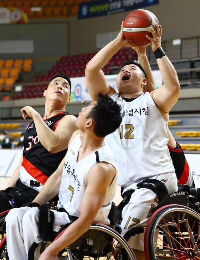 서울과 강원이 맞붙은 휠체어농구 남자부 결승 장면. 대한장애인체육회 제공