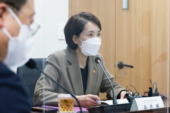 유은혜 사회부총리 겸 교육부 장관이 25일 오후 서울 영등포구 한국교육시설안전원에서 열린 ‘제2차 교육회복지원위원회 회의’에서 ‘교육 분야 단계적 일상회복 추진 방향’ 등을 논의하고 있다. (교육부 제공) 2021.10.25