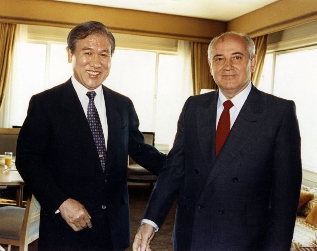 노태우 전 대통령(왼쪽)이 미하일 고르바초프 소련 공산당 서기장과 1990년 6월 4일 미국 샌프란시스코 페어몬트호텔에서 열린 첫 한소 정상회담에 앞서 사진촬영을 하고 있다. 동아일보DB
