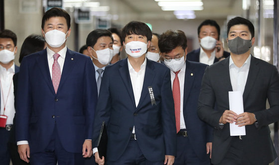 이준석 국민의힘 대표와 최고위원들이 25일 서울 여의도 국회에서 열린 최고위원회의에 참석하고 있다. 2021.10.25/뉴스1 ⓒ News1