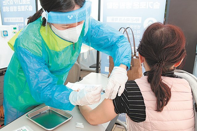 서남병원(병원장 장성희)은 서울 서남권역 의료취약계층을 대상으로 독감 및 폐렴구균 백신접종을 시행, 지역사회 건강안전망 강화에 적극 나섰다. 서남병원 제공