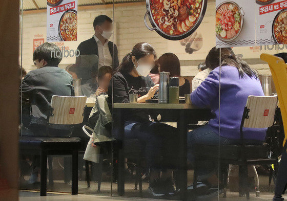 서울 시내 한 식당에서 시민들이 식사를 하고 있다. 이르면 다음달 1일부터 ‘단계적 일상회복’ 이른바 ‘위드(with) 코로나’가 시작된다./뉴스1 © News1