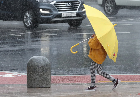 전국 대부분 지역에 비가 내린 10일 오후 서울 시내에서 한 어린이가 우산을 쓰고 발걸음을 재촉하고 있다. 2021.10.10/뉴스1 © News1