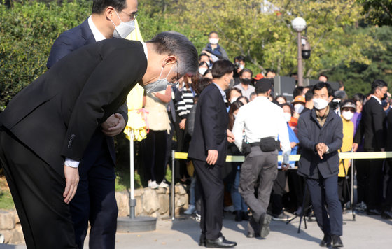 이재명 더불어민주당 대선 후보가 22일 오후 경남 김해시 봉하마을 故노무현 전 대통령 묘역을 찾아 지지자들를 향해 인사를 하고 있다. 2021.10.22/뉴스1 © News1