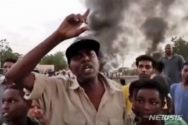 지난 25일(현지시간) 수단 군부의 쿠데타를 항의하는 시민들. 뉴시스