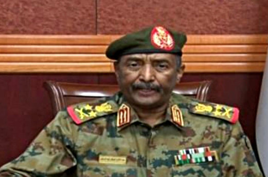 25일(현지시간) 쿠데타를 일으킨 수단 군부의 압델 파타 부르한 장군이 연설하는 모습. 국영TV