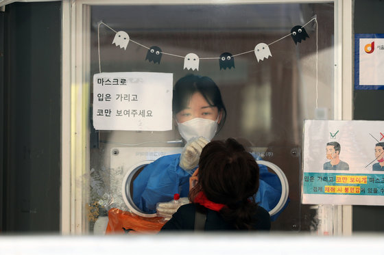 26일 오전 서울 중구 서울역광장에 마련된 신종 코로나바이러스 감염증(코로나19) 임시선별진료소에서 시민들이 검사를 받고 있다.  2021.10.26/뉴스1 © News1