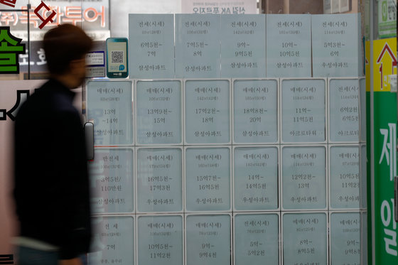 서울시내 공인중개사무소에 부동산 매물이 붙어있다. © News1