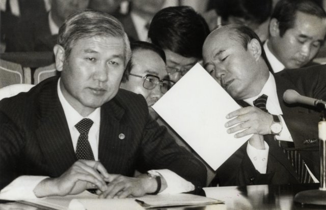 1982년 10월 27일 국회 내무위에서 답변에 앞서 의원들의 질의를 듣고 있는 노태우 내무장관(왼쪽)과 안응모 치안본부장(오른쪽).