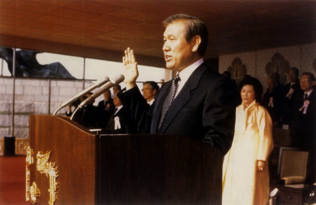 노태우 대통령이 1988년 2월 25일 제13대 대통령 취임식에서 선서를 하고 있다. 동아일보 DB