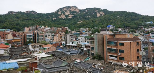 포스트 코로나 시대에 도심 관광 활성화를 위해 공유숙박업 제도 개선에 대한 논의가 활발히 이뤄지고 있다. 사진은 국내외 여행객들에게 인기 높은 서울 종로구 인왕산 아래 서촌 지역.  전승훈  기자  raphy@donga.com