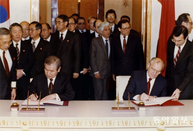 소련과 수교 1990년 12월 14일 노태우 대통령(왼쪽)과 미하일 고르바초프 소련 대통령이 ‘모스크바 선언’에 
서명하는 모습. 당시 노 대통령은 중국과 소련 등 공산국가와의 관계 정상화를 추진하는 이른바 북방 외교 정책을 적극적으로 
추진했다. 동아일보DB