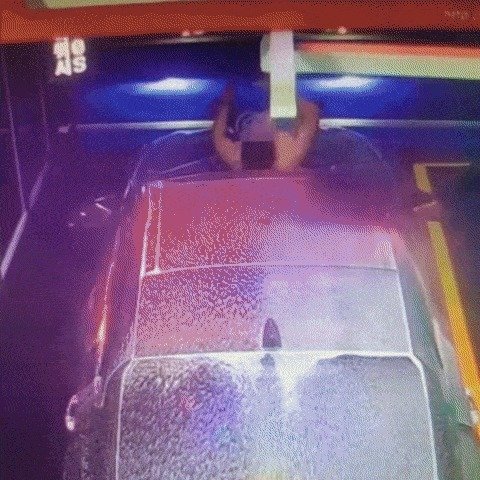 세차장에서 차 위에 올라가 샤워하는 남성. (온라인 커뮤니티 ‘보배드림’ 갈무리) © 뉴스1