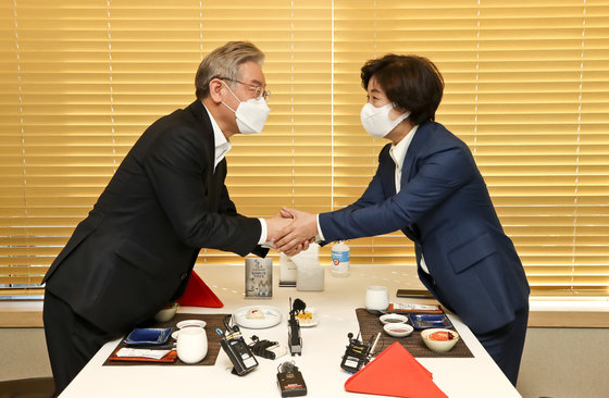 이재명 더불어민주당 대선 후보가 27일 서울 여의도의 한 식당에서 추미애 전 법무부 장관과 오찬 회동을 하며 악수하고 있다. 2021.10.27/뉴스1 © News1