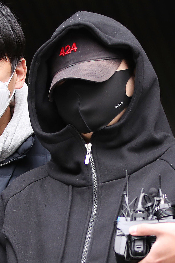 무면허 운전과 음주측정 거부·경찰관 폭행 혐의로 구속된 장제원 국민의힘 의원 아들인 래퍼 노엘(본명 장용준)이 10월19일 서울 서초구 서초경찰서에서 나와 검찰로 송치되고 있다. 2021.10.19/뉴스1 © News1