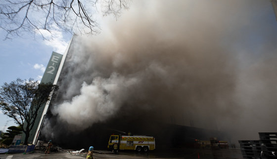 21일 오후 경기도 군포시 부곡동 군포물류센터에서 화재가 발생해 소방관들이 화재진압을 하고 있다. © News1