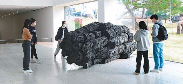 27일 대구 북구 대구보건대 인당뮤지엄에서 열린 개교 50주년 기획 초대전 ‘작가 이배 전시전’에서 관람객들이 대형 숯 작품인 ‘From Fire’를 감상하고 있다. 전시회는 사전예약 방식으로 매주 월∼토요일 열리며, 내년 1월 20일까지 이어진다. 대구보건대 제공