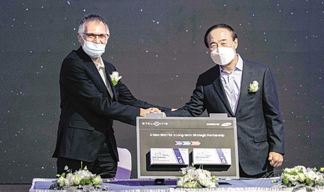 전영현 삼성SDI 사장(오른쪽)과 스텔란티스 카를루스 타바르스 최고경영자(CEO)가 26일 삼성SDI 헝가리 법인에서 양 사 합작법인 설립 관련 기념식을 진행했다. 삼성SDI 제공