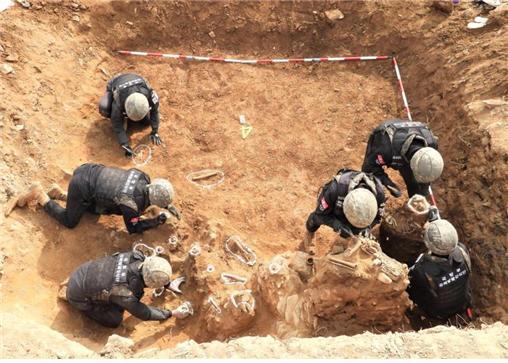국방부 유해발굴단이 유해를 발굴하고 있는 모습. © 국방부 제공