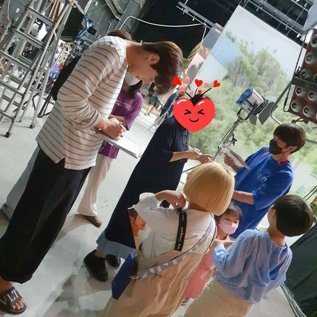 배우 김선호가 아역배우들에게 사인을 해주는 모습 / 사진=기은유 어머니 인스타그램 © 뉴스1