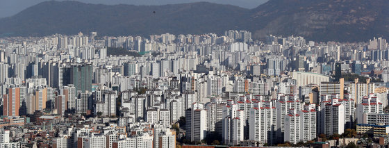 서울 남산에서 본 도심의 아파트 모습 2021.10.27/뉴스1 © News1