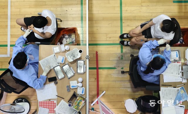 서울 노원구 중계동 노원구민체육센터 접종센터에서 고3 학생들이 접종을 받고 있는 모습. 양회성 기자 yohan@donga.com