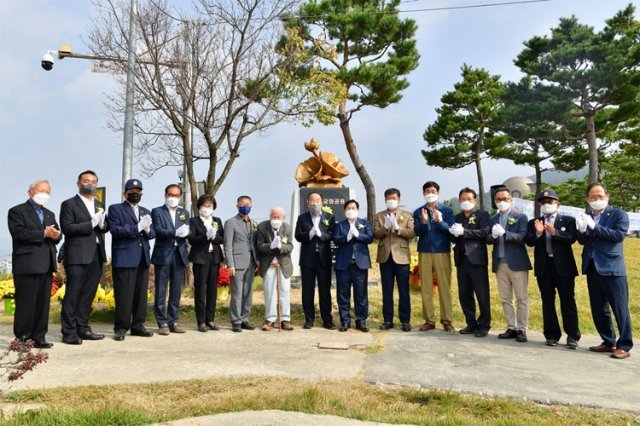 전남 장성군과 두산그룹은 27일 장성읍 장성공원 잔디광장에서 무궁화동산 개원식을 열었다. 장성군 제공