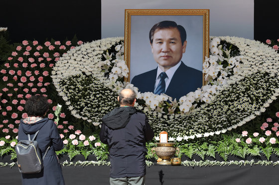 28일 서울 중구 서울광장에 마련된 고(故) 노태우 전 대통령 분향소를 찾은 한 시민이 조문을 하고 있다. /뉴스1 © News1