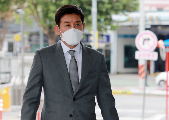 ‘라임자산운용 사태’의 핵심인물인 김봉현 전 스타모빌리티 회장이 15일 오전 서울 양천구 서울남부지방법원에서 열린 특정경제범죄 가중처벌법상 횡령 등 관련 공판에 출석하고 있다. 2021.10.15/뉴스1 © News1