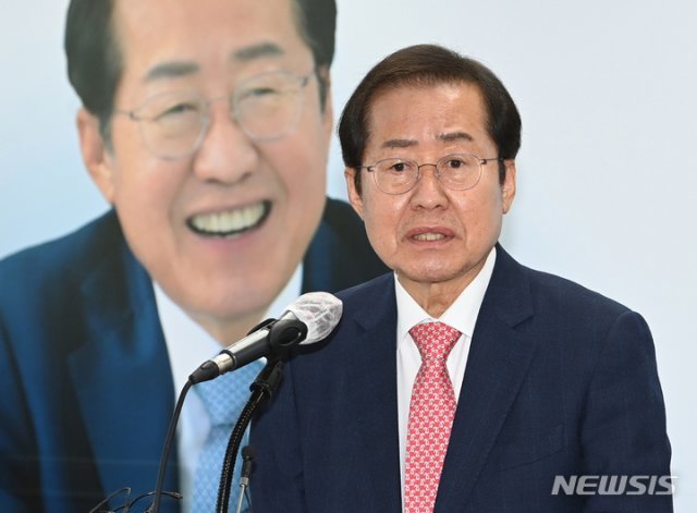 국민의힘 대선 주자인 홍준표 의원이 28일 서울 여의도 캠프사무실에서 기자간담회를 갖고 있다. 뉴시스