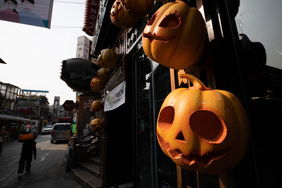 26일 서울 용산구 이태원의 한 주점에 핼러윈 장식이 걸려 있다. © News1