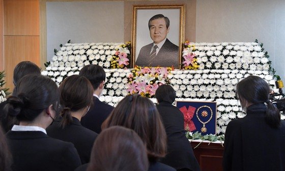 아트센터 나비 직원들이 지난 28일 서울 종로구 서울대병원 장례식장에 마련된 노태우 전 대통령 빈소를 찾아 조문하고 있다. 2021.10.28/뉴스1 © News1