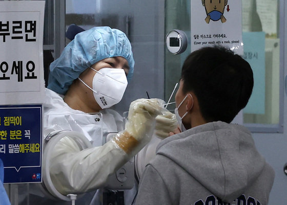 28일 오전 서울 송파구보건소 선별진료소에서 의료진이 신종 코로나바이러스 감염증(코로나19) 검사를 위해 검체 채취를 하고 있다. 2021.10.28/뉴스1 © News1
