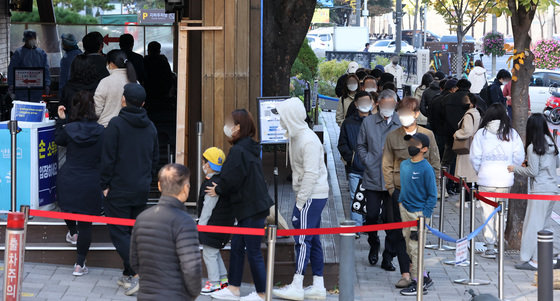 28일 오전 서울 송파구보건소 선별진료소에서 시민들이 신종 코로나바이러스 감염증(코로나19) 검사를 기다리고 있다. 2021.10.28/뉴스1 © News1