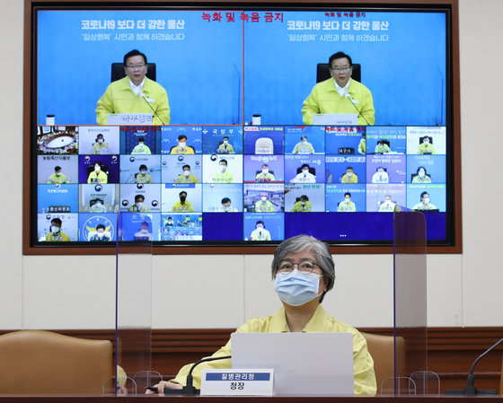 정은경 질병관리청장이 29일 오전 서울 종로구 정부서울청사에서 울산-서울 간 영상으로 열린 신종 코로나바이러스 감염증(코로나19) 중앙재난안전대책본부회의(중대본) 에서 김부겸 총리의 모두 발언을 듣고 있다. 2021.10.29/뉴스1 © News1